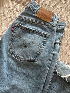 Levi's Women's Light/Medium Wash Blue High-Rise Jeans Size 6 like new